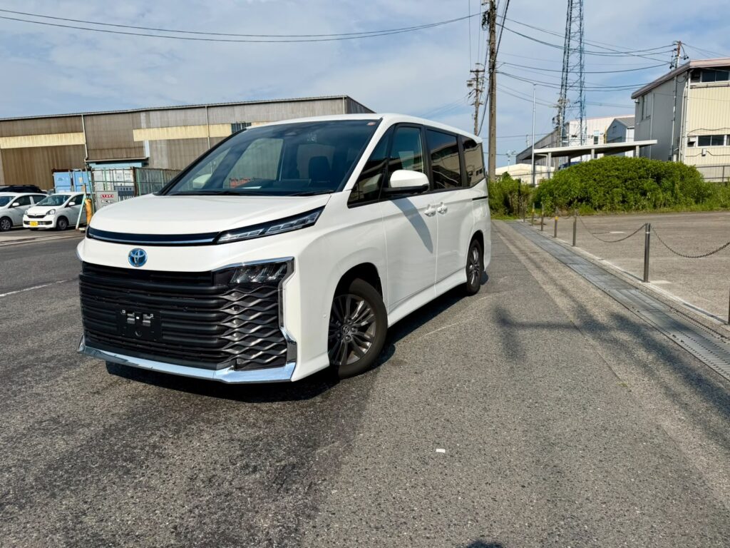 Toyota Voxy (1)