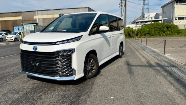 Toyota Voxy (1)