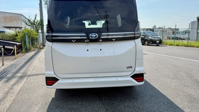 Toyota Voxy (10)
