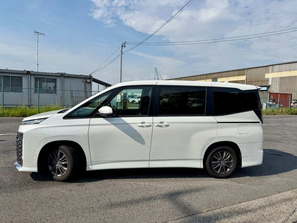 Toyota Voxy (11)