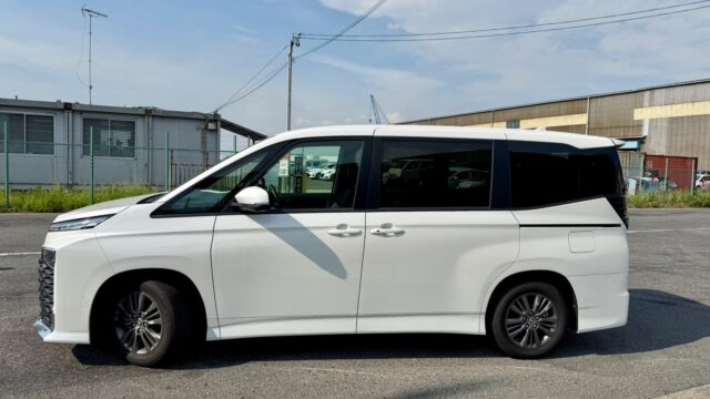 Toyota Voxy (11)