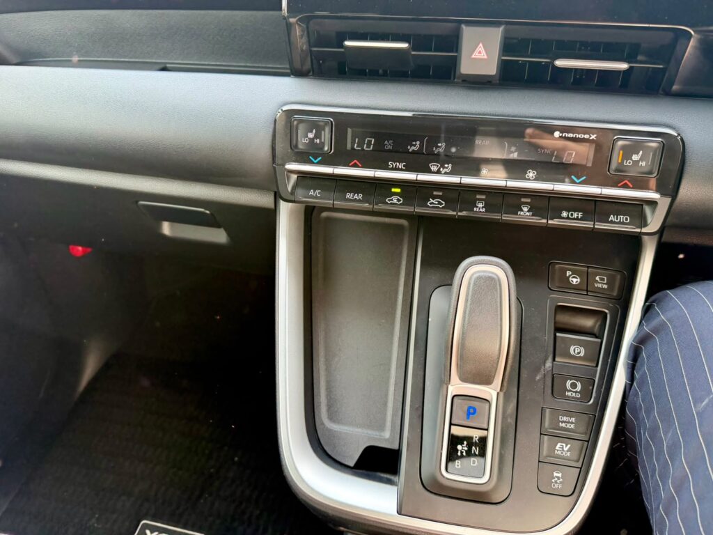 Toyota Voxy (4)