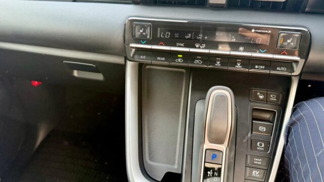 Toyota Voxy (4)