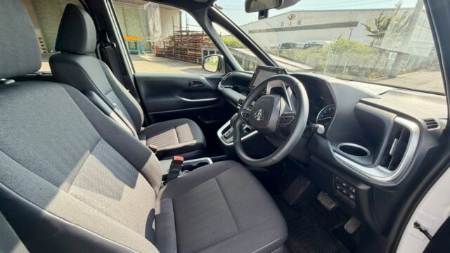 Toyota Voxy (5)
