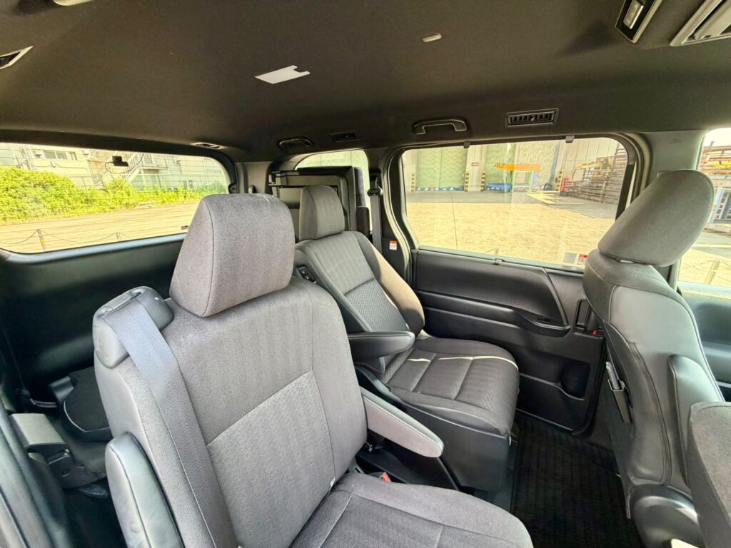 Toyota Voxy (7)