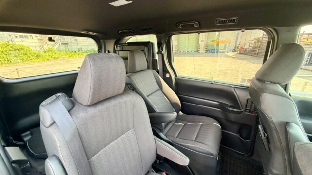Toyota Voxy (7)
