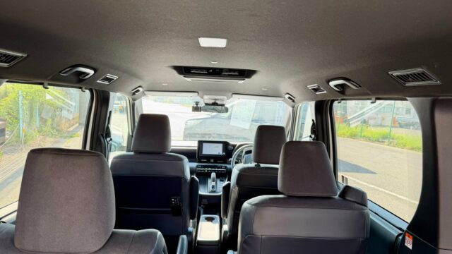 Toyota Voxy (8)