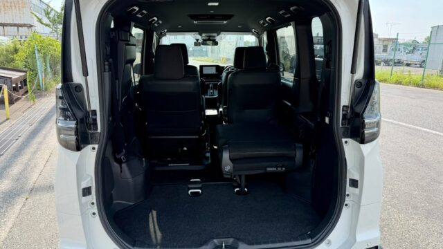 Toyota Voxy (9)